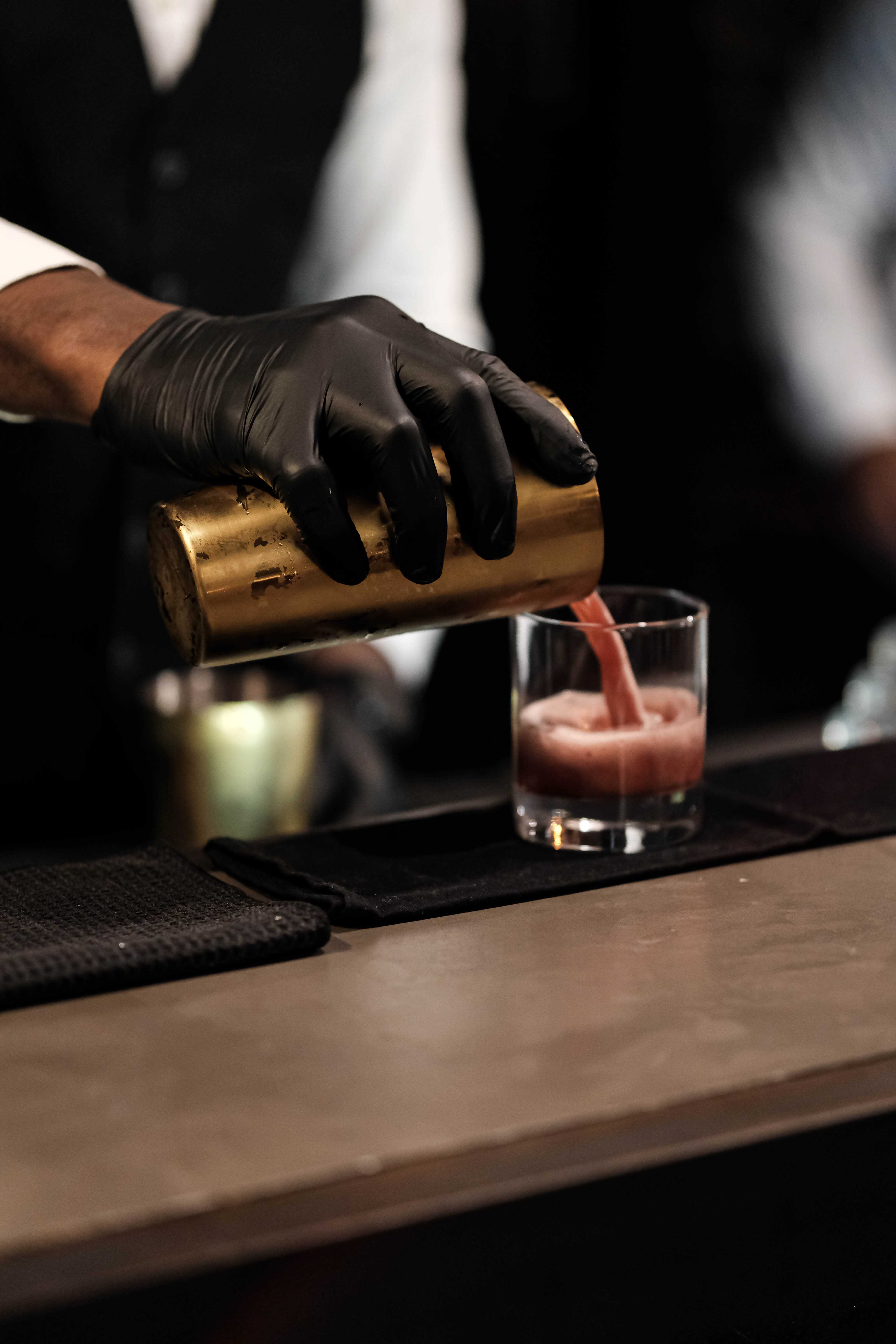 Service d'un cocktail POZ dans un verre